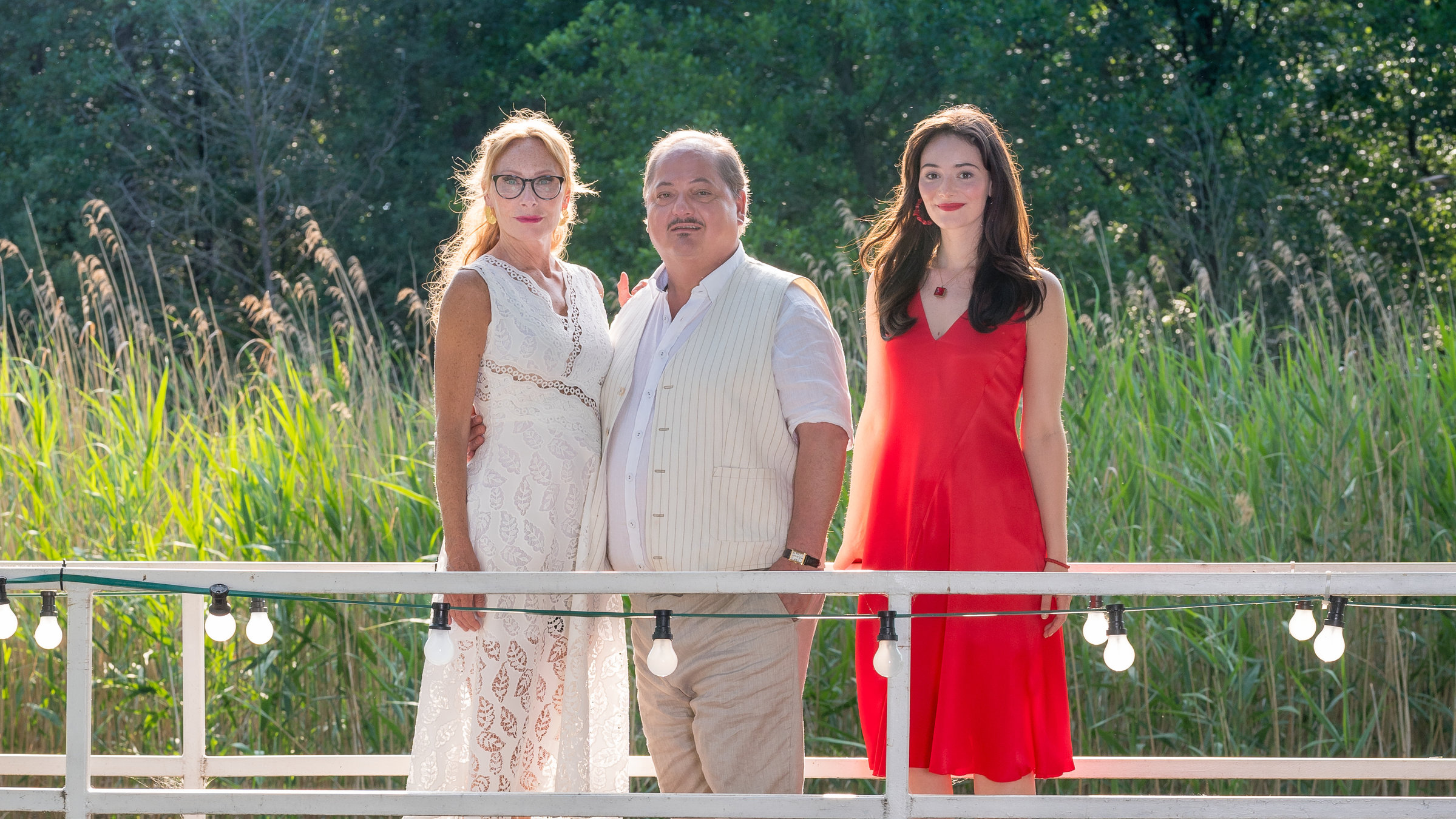 "Schneewittchen am See": Smilla Witte (Maria Ehrich) steht auf einem Steg im Wasser neben ihrem Vater Heinrich (Jürgen Tarrach) und dessen Partnerin Regina (Andrea Sawatzki). Heinrich hat den Arm um Regina gelegt.