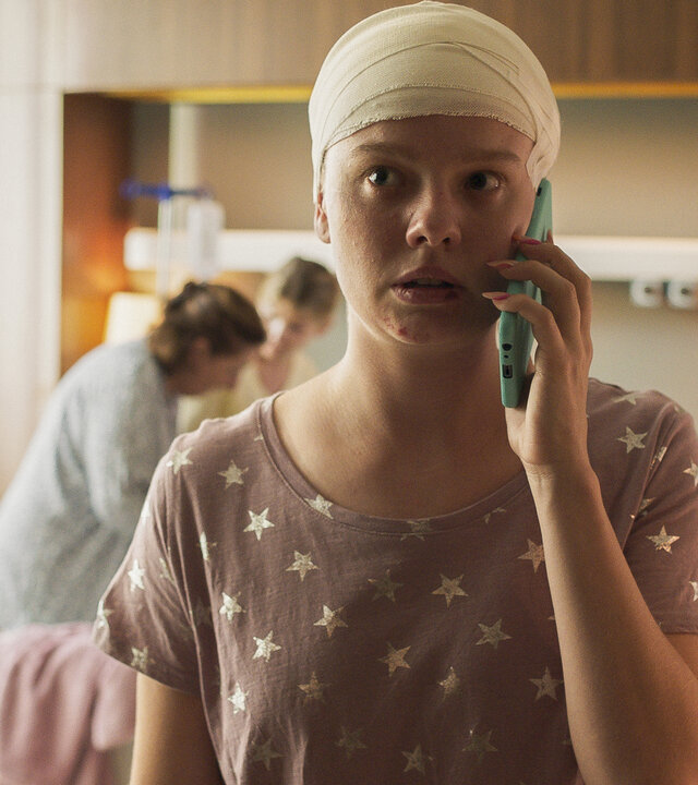 "Doktor Ballouz - Kollateralschaden": Nati (Berit Vander) telefoniert in ihrem Krankenzimmer mit ihrem Handy.