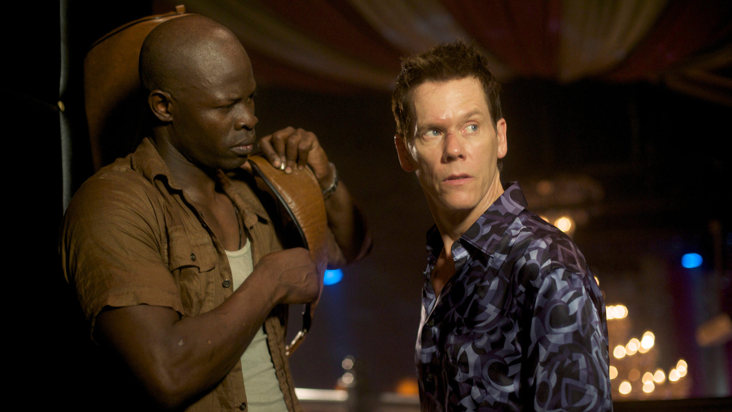 "Elephant White - Ein Killer in Bangkok" - Profikiller Curtie Church (Djimon Hounsou, li.) braucht Jimmys (Kevin Bacon) Hilfe.