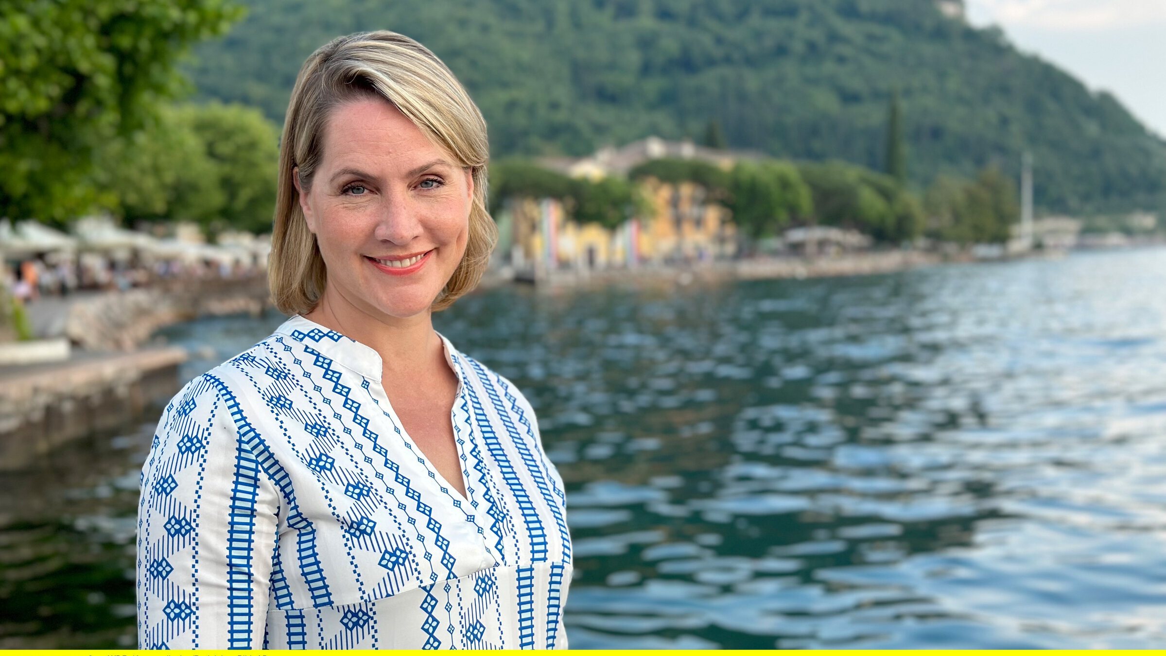 "Gardasee für Genießer": Für „Wunderschön“ reist Judith Rakers kreuz und quer um den Lago, neben den touristischen Highlights ist sie aber immer auch auf der Suche nach ursprünglichen Orten, die noch nicht touristisch überlaufen sind. Judith Rakers am Ufer des Gardasees.