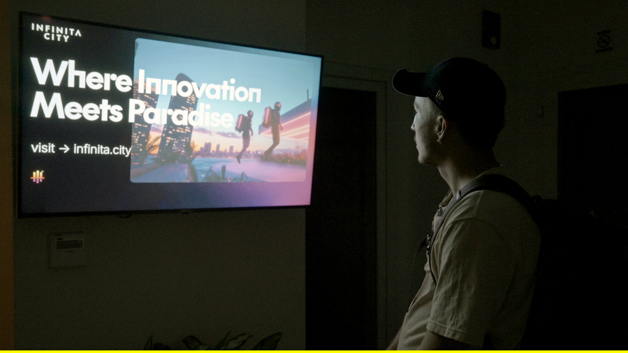 "Y-Kollektiv: Tech-Bros im Paradies - Die erste Privatstadt der Welt: Próspera": Reporter Lukas Wiehler vom Y-Kollektiv betrachtet eine Werbeanzeige für die Privatstadt Próspera, die unter dem Motto „Where Innovation Meets Paradise“ um Bewohner wirbt.