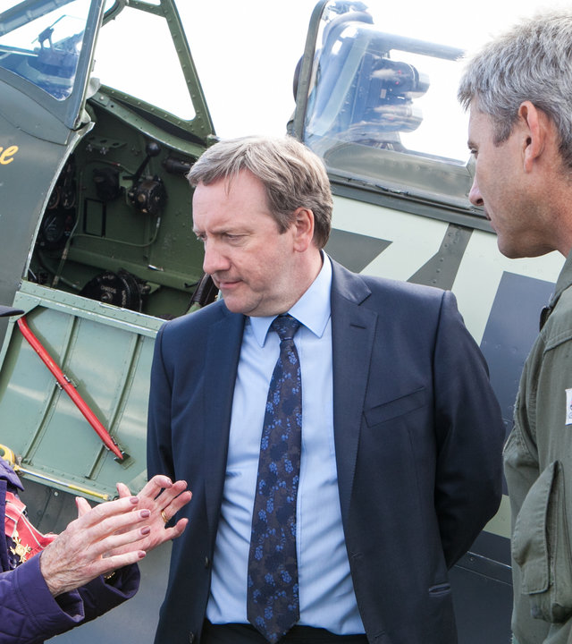 "Inspector Barnaby - Flieg Mörder, flieg": Molly Darnley (June Whitfield), DCI Inspector Barnaby (Neil Dudgeon) und ein Komparse stehen vor einem Hubschrauber. Molly erzählt den beiden etwas.