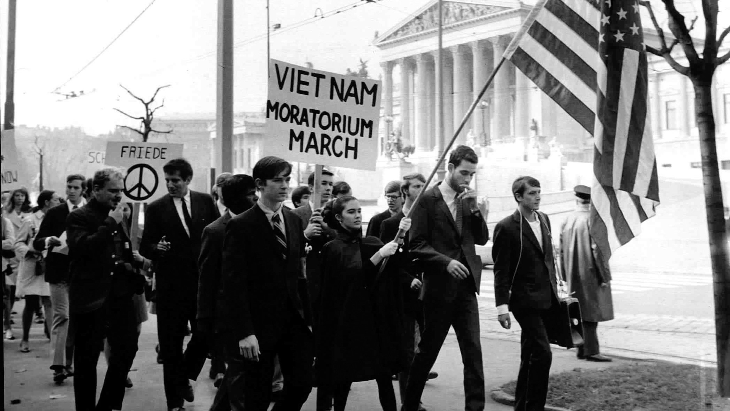 "Österreich II - 1968: Jahr des Aufbruchs, Jahr des Umbruchs": Demonstration gegen den Vietnam Krieg beim Parlament.