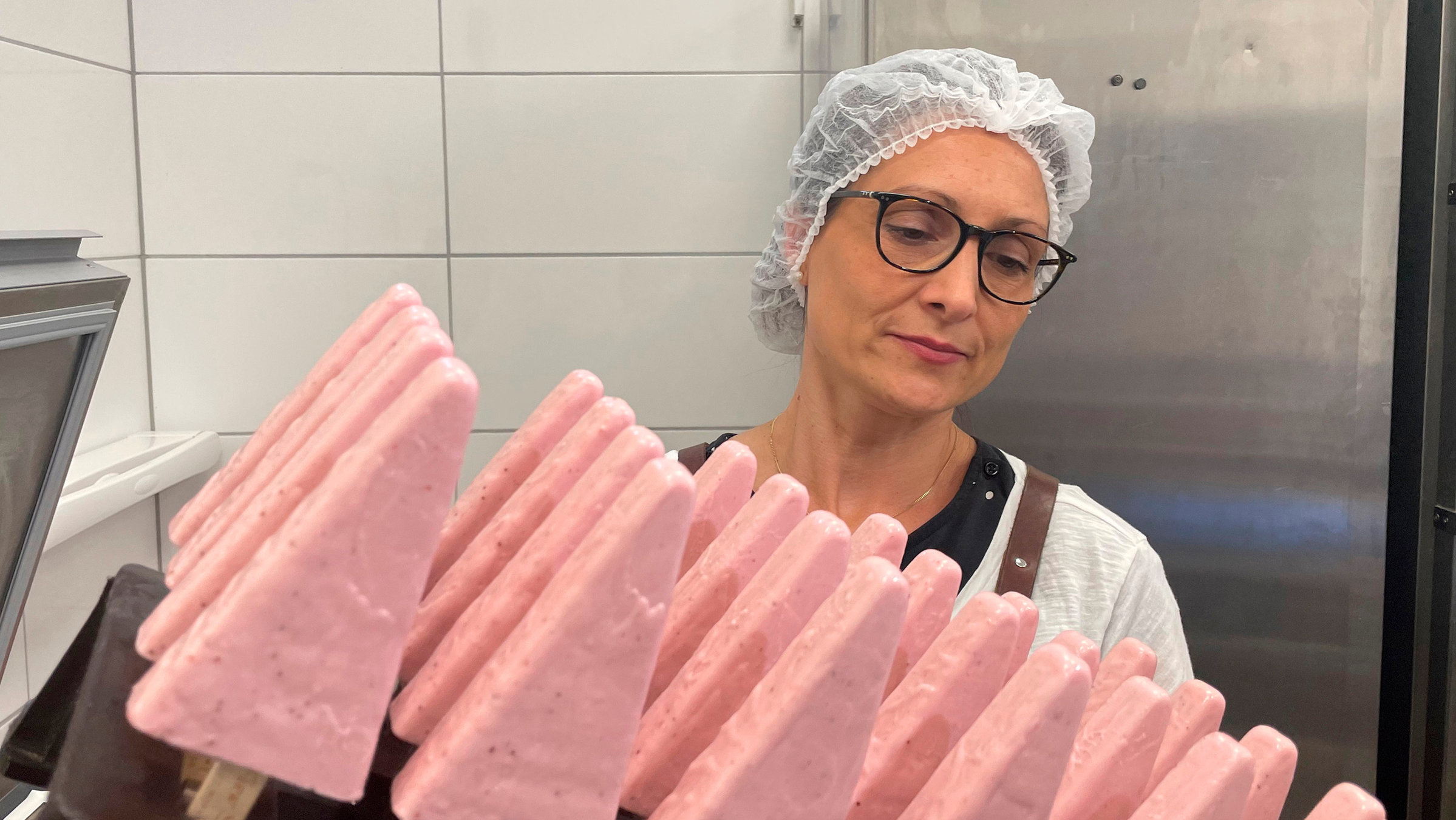 "Die Nordreportage - Kalt zubereitet, heiß begehrt - Eis aus dem Norden": Daniela Pataj-Vogt  mit Palette Eis am Stiel