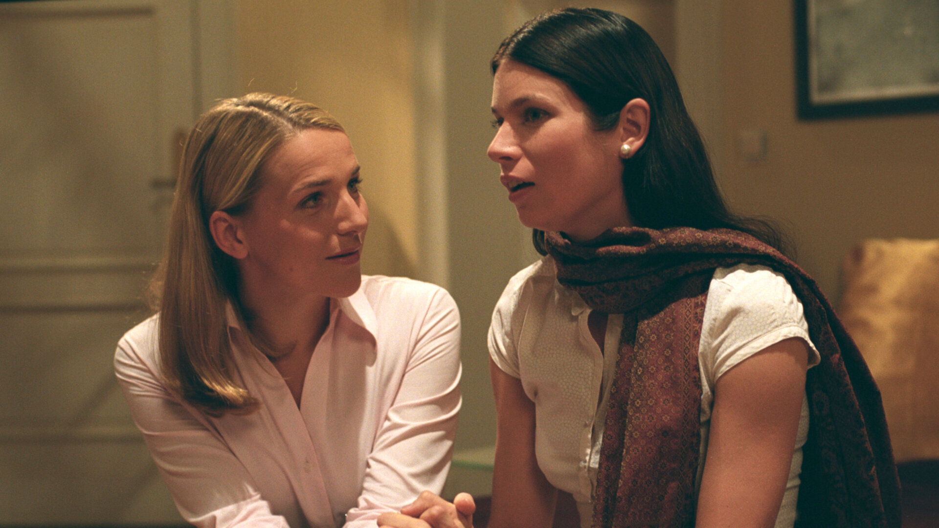 "Bianca - Wege zum Glück: Folge 32": Im Wohnzimmer: Bianca (Tanja Wedhorn) sitzt neben Judith (Elisabeth Sutterlüty). Bianca wendet sich freundlich zu Judith hin.