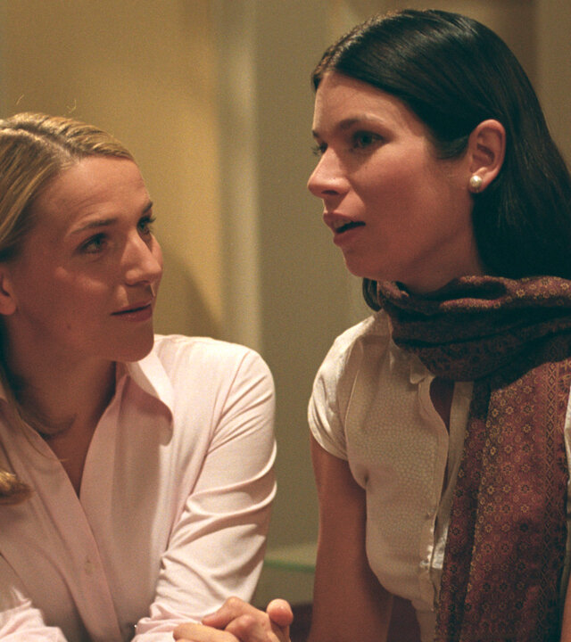 "Bianca - Wege zum Glück: Folge 32": Im Wohnzimmer: Bianca (Tanja Wedhorn) sitzt neben Judith (Elisabeth Sutterlüty). Bianca wendet sich freundlich zu Judith hin.