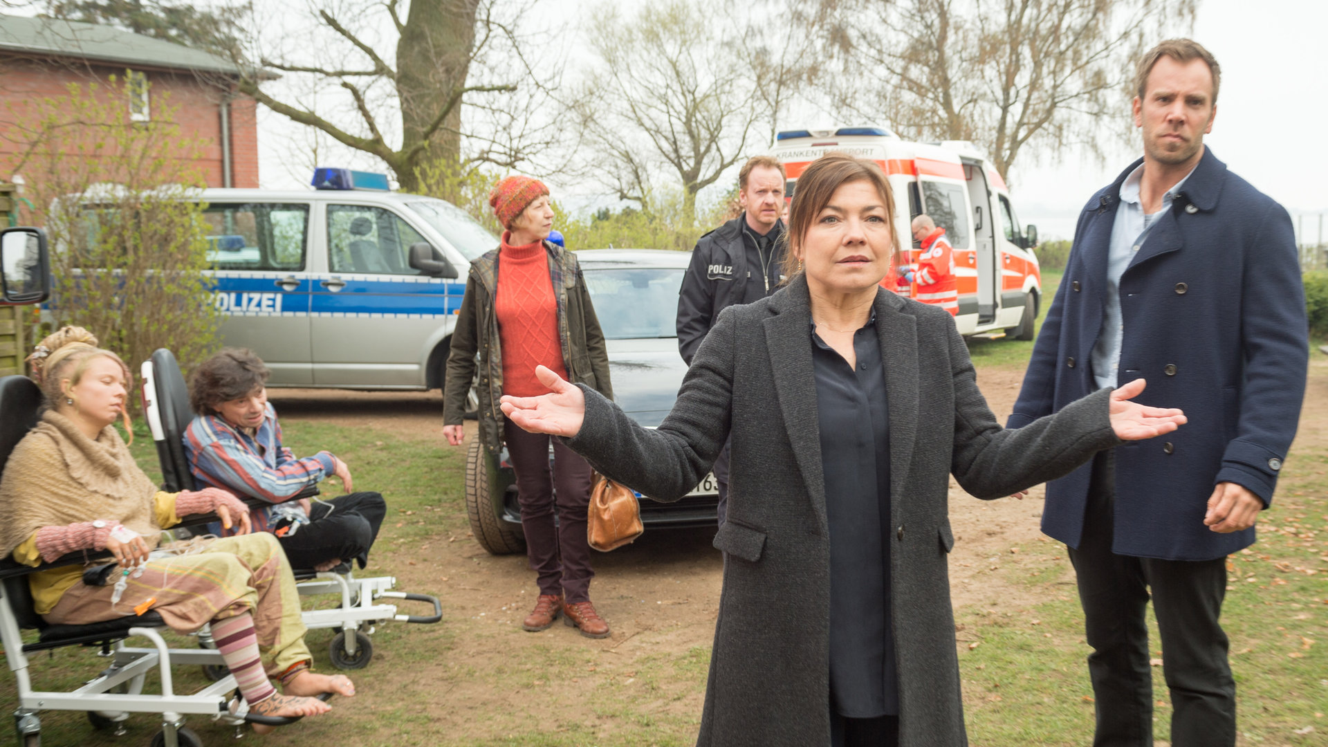 "SOKO Wismar – Ein Kraut für alle Fälle": Katrin Börensen (Claudia Schmutzler) und Lars Pöhlmann (Dominic Boeer) umgeben von Patienten auf Rettungsstühlen und Rettungssanitäter. Im Hintergrund Timmermann (Mathias Junge) und Dr. Helene Sturbeck (Katharina Blaschke).