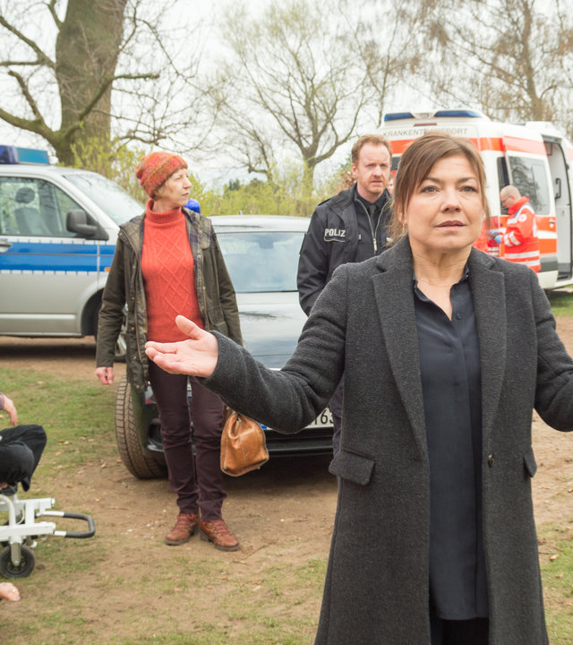 "SOKO Wismar – Ein Kraut für alle Fälle": Katrin Börensen (Claudia Schmutzler) und Lars Pöhlmann (Dominic Boeer) umgeben von Patienten auf Rettungsstühlen und Rettungssanitäter. Im Hintergrund Timmermann (Mathias Junge) und Dr. Helene Sturbeck (Katharina Blaschke).