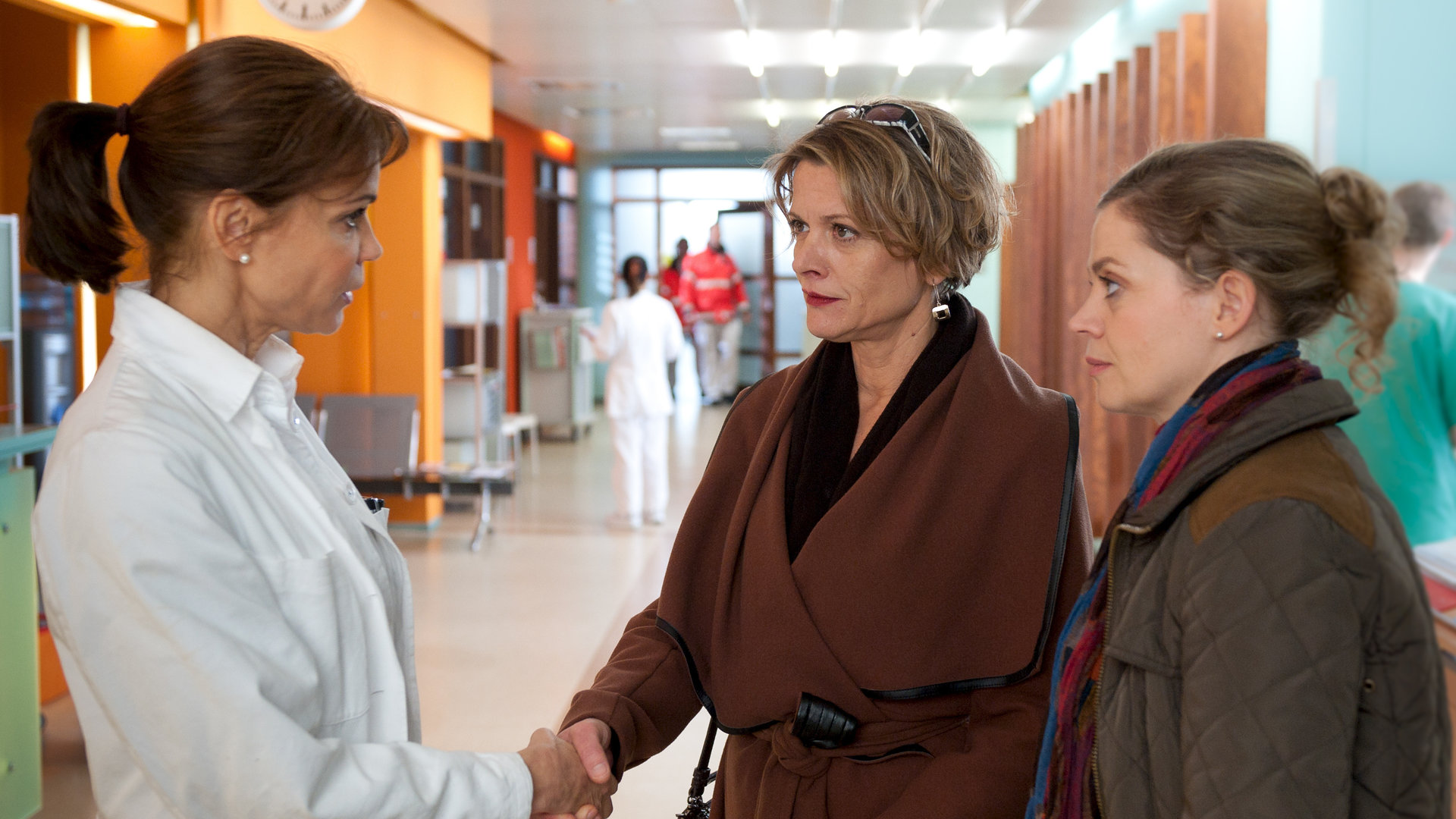 "Notruf Hafenkante - Das Testament": Notärztin Jasmin Jonas (Gerit Kling) begrüßt Miriam (Yvonne Johna) und Konstanze (Karin Giegerich) auf dem Krankenhausflur.