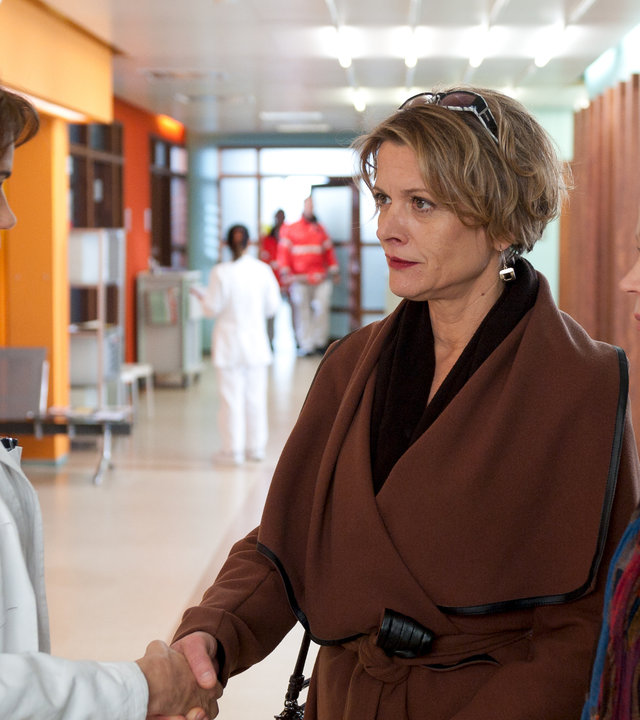 "Notruf Hafenkante - Das Testament": Notärztin Jasmin Jonas (Gerit Kling) begrüßt Miriam (Yvonne Johna) und Konstanze (Karin Giegerich) auf dem Krankenhausflur.