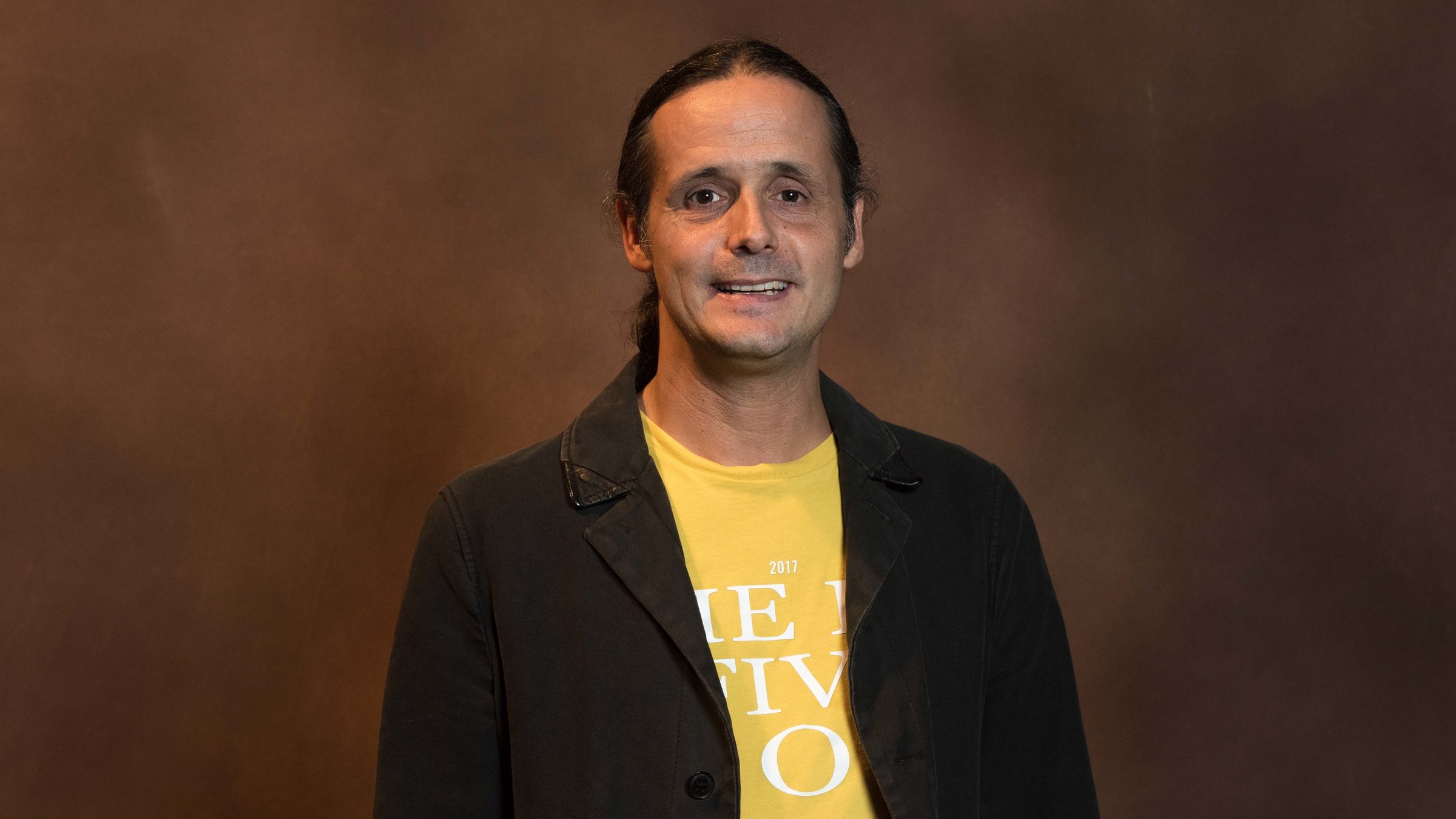 "Philipp Weber: Weber N°5 - Ich liebe ihn!": Philipp Weber trägt ein gelbes T-Shirt und eine schwarze Jacke und lächelt in die Kamera.