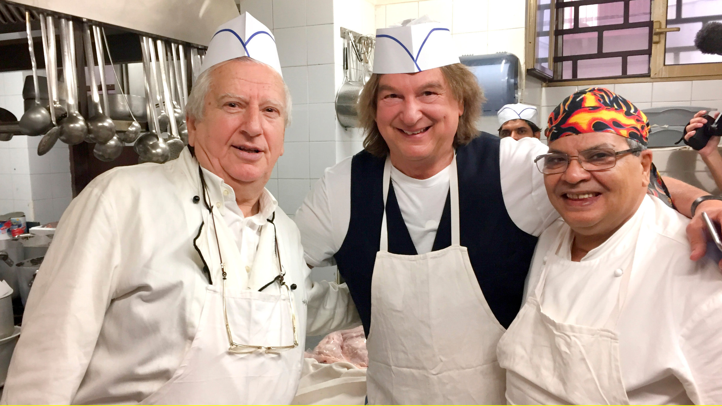 "Appetit auf Rom": Trattoria Buccatino: Fritz Häring (Mitte) mit den Köchen Mimo (rechts) und Rolando (links).