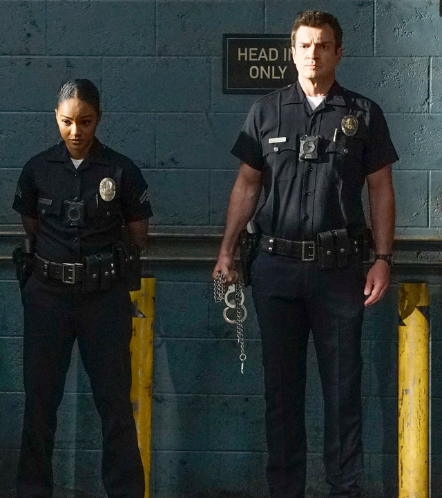 "The Rookie - Lebenslänglich": Lucy Chen (Melissa O’Neil), Nyla Harper (Mekia Cox), John Nolan (Nathan Fillion) und Tim Bradford (Eric Winter) stehen nebeneinander wartend in der Tiefgarage.