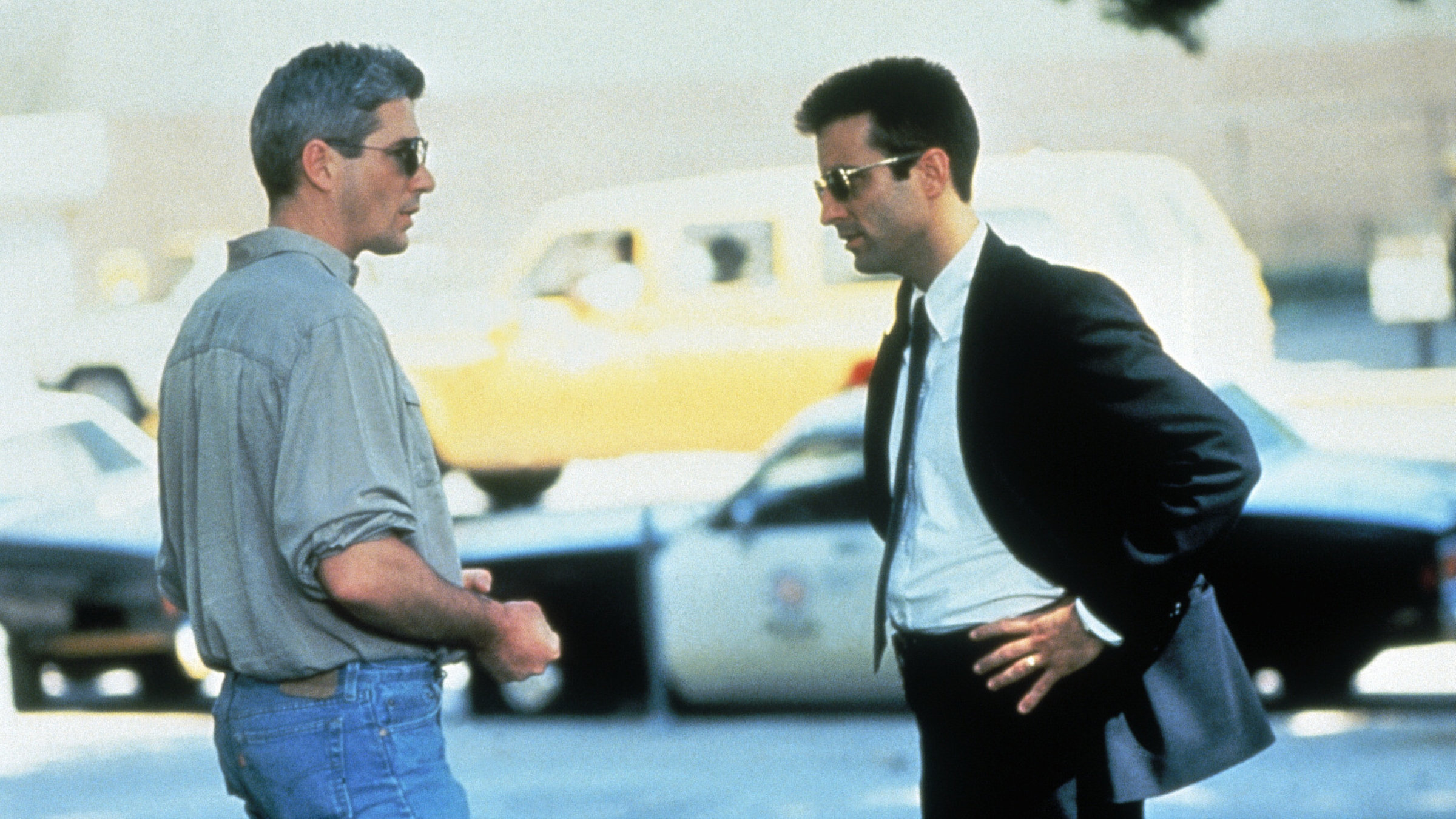 "Internal Affairs - Trau ihm, er ist ein Cop": Avila (Andy Garcia) und Peck (Richard Gere) stehen sich auf der Straße gegenüber.