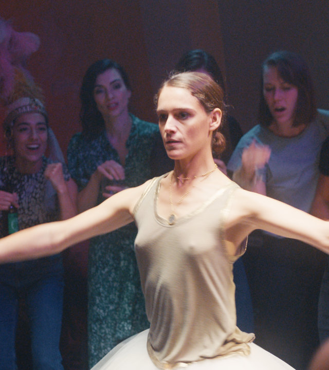 "L' Opéra - Dancing in Paris - Letzte Vorstellung": Zoé (Ariane Labed) steht in einer Menschenmenge und tanzt konzentriert im Scheinwerferlicht.