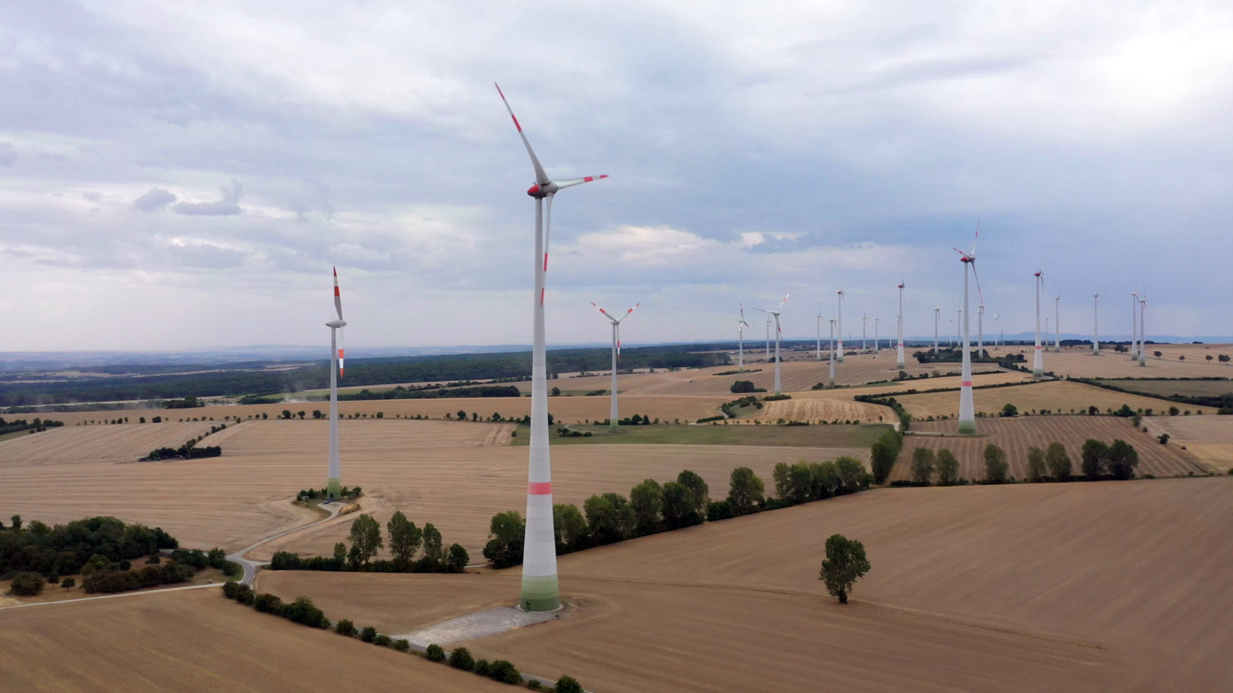 "plan b: Clever in die Zukunft - Alternativen für die Energiewende": Ein Windradpark auf einem Feld.