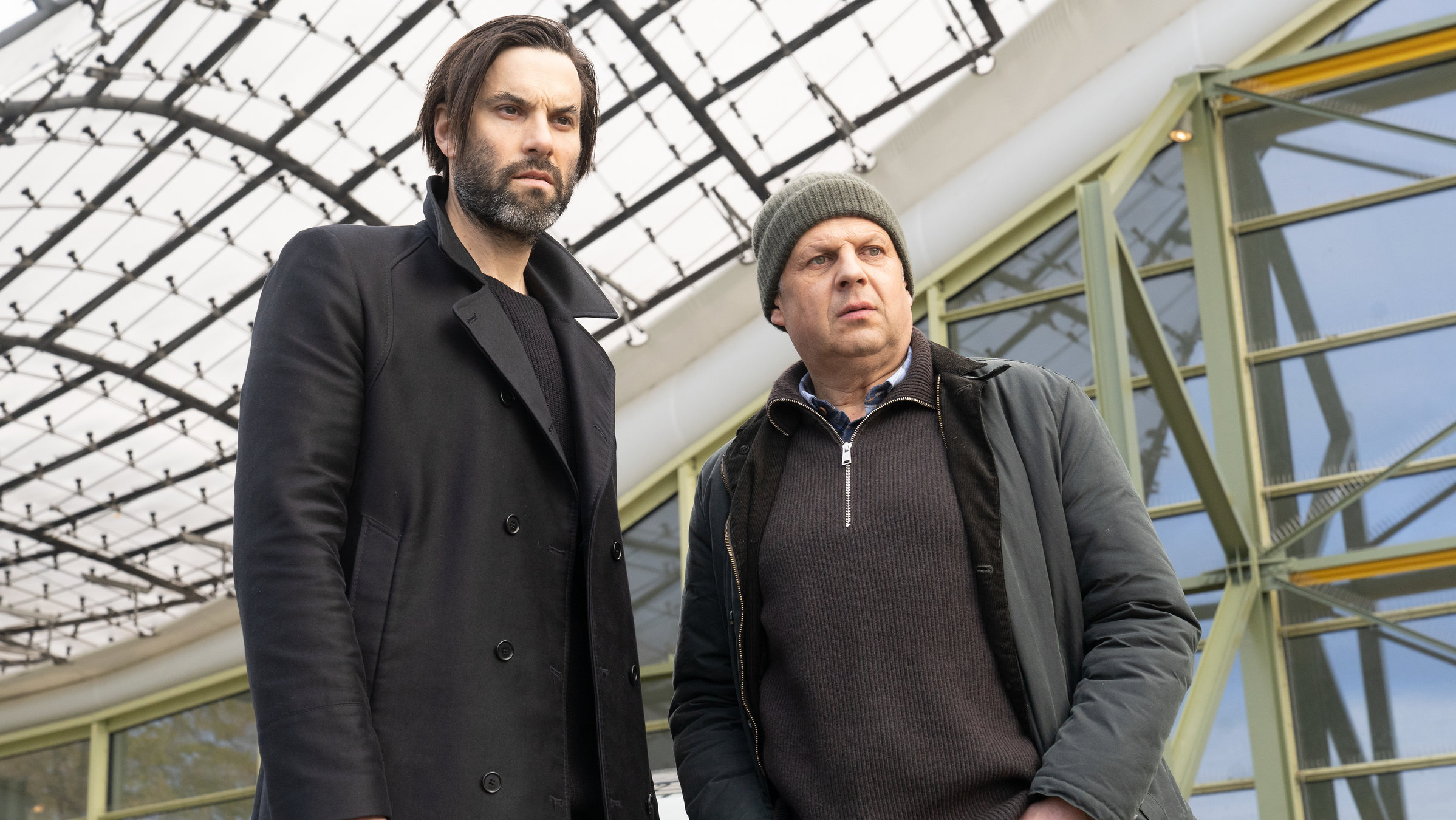 "Laim und die schlafenden Hunde": Lukas Laim (Max Simonischek) und Anton Simhandl (Gerhard Wittmann) stehen nebeneinander in einer Eingangshalle.