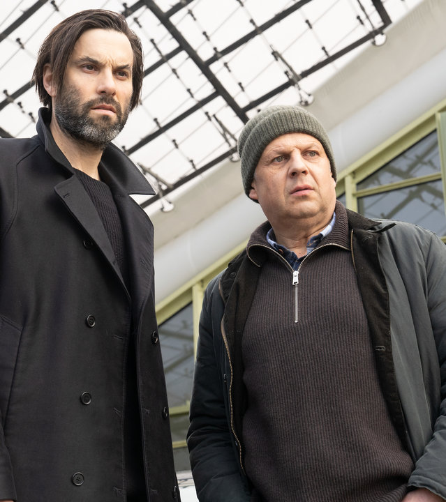 "Laim und die schlafenden Hunde": Lukas Laim (Max Simonischek) und Anton Simhandl (Gerhard Wittmann) stehen nebeneinander in einer Eingangshalle.