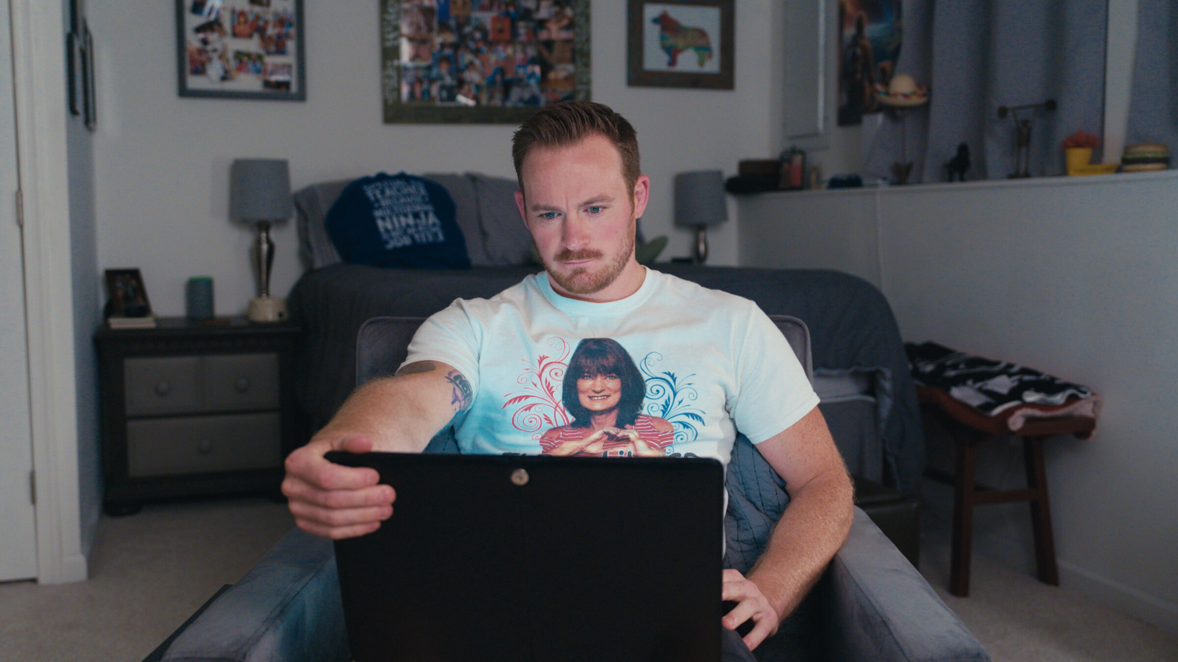 "Unsterblich dank KI – Stimmen aus dem virtuellen Jenseits": J.R. Adams, der sich virtuell mit seiner verstorbenen Mutter austauscht.