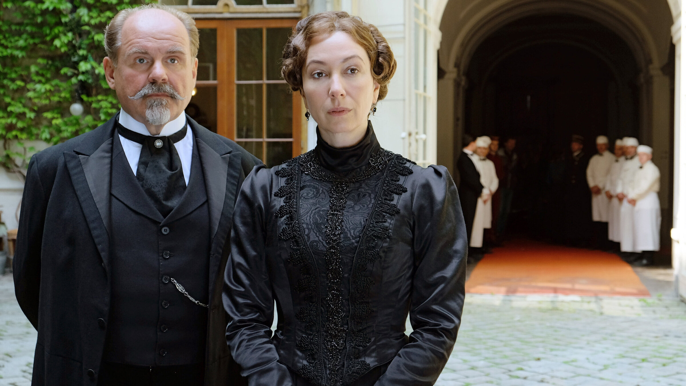 "Das Sacher. In bester Gesellschaft (1/2)": August Schmölzer (Franz Sacher), Ursula Strauss (Anna Sacher)