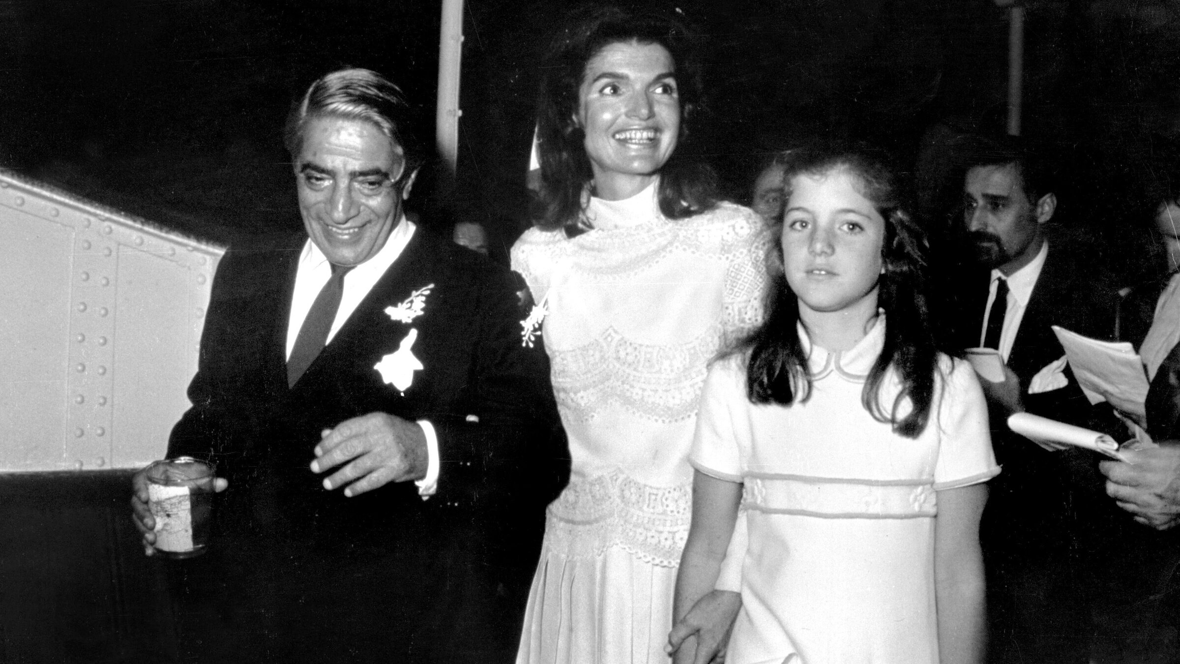 "Unsere Geschichte – Aristoteles Onassis": Aristoteles Onassis und Jackie Onassis mit Caroline Kennedy (1968 Hochzeit).