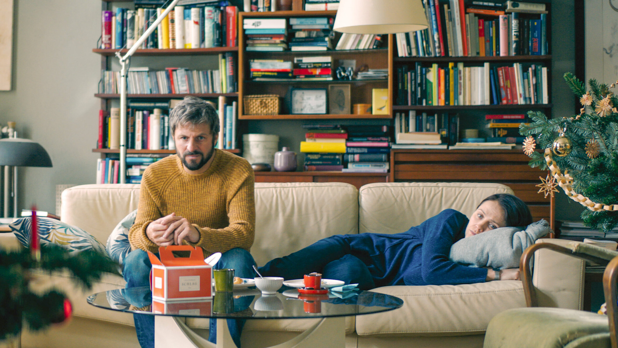 "Glück gehabt": Philipp Hochmair (Artur), Larissa Fuchs (Rita).
