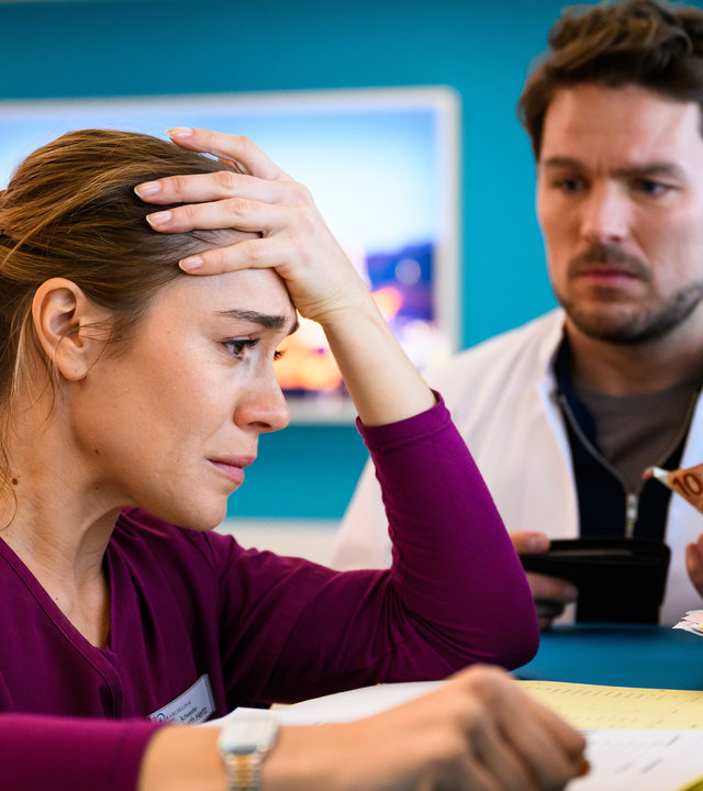 "Bettys Diagnose - Wahrheit oder Täuschung": Betty Hertz (Henrike Hahn) hat Tränen in den Augen. Sie ist verzweifelt, da kommt ihr Ex-Mann Dr. Julius Walden auf sie zu.