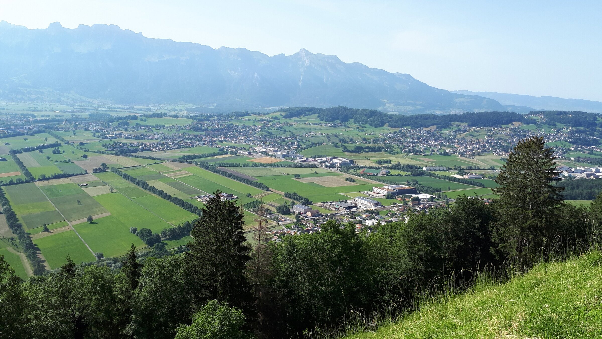 "Liechtensteins fürstliche Berge": Blick ins Rheintal von Profatscheng.
