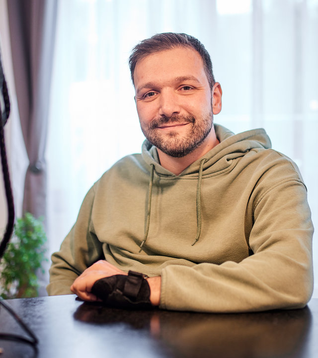 "einfach Mensch: Sascha Schrön: Kein 08/15-Leben": Sascha Schrön im Porträt.