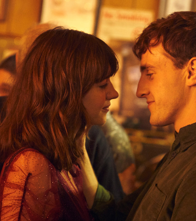 "Normal People - Liebe": Marianne (Daisy Edgar-Jones) und Connell (Paul Mescal) tanzen inmitten einer Menschenmenge und sie schauen sich innig an.