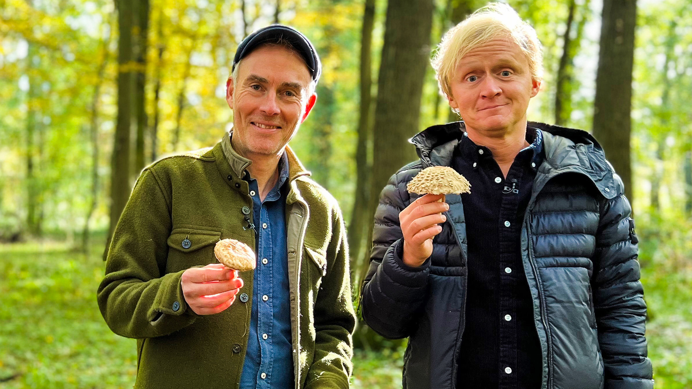 "Kurzstrecke mit Pierre M. Krause - Johann König braucht das Gipfeltreffen nicht": Johann König (li.) und Pierre M. Krause sammeln Pilze im Wald? Was für eine originelle Kurzstrecke! Wem das wie ein Deja Vu vorkommt, der muss wohl selbst fragwürdige Pilze zu sich genommen haben....