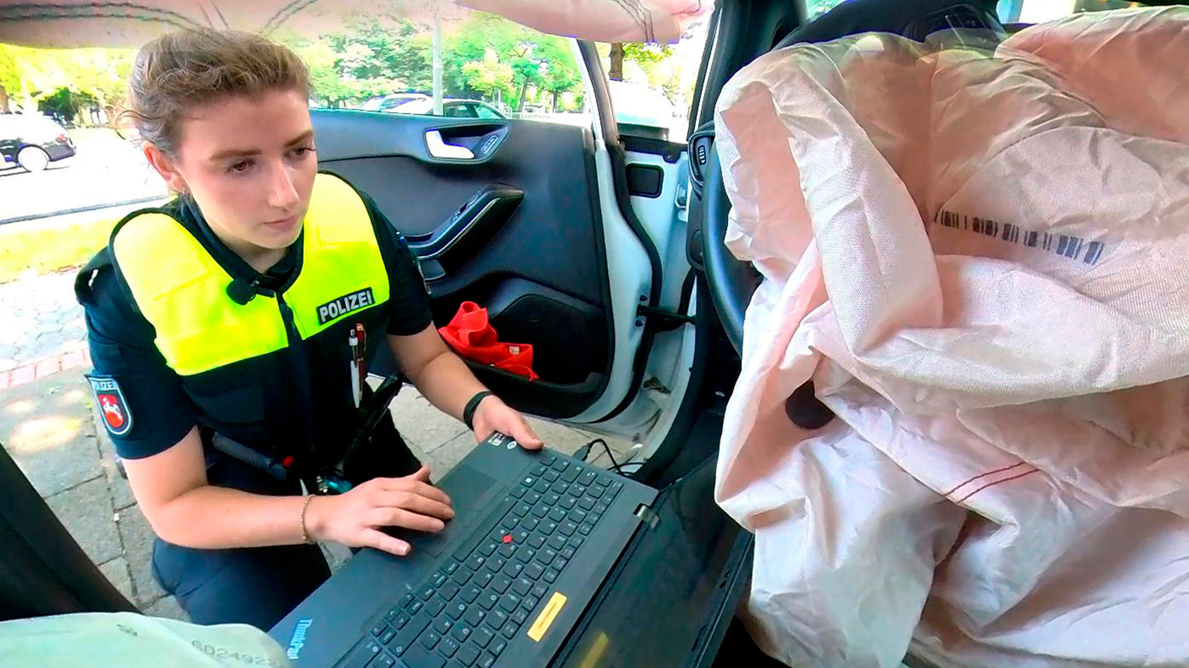"Die Nordreportage: Spurensuche mit den Crash-Cops": Mit moderner Technik lassen sich heute Autos „auslesen“. Der Computer zeigt der Unfallpolizistin Kira Meinken, wann die Fahrerin gebremst hat.