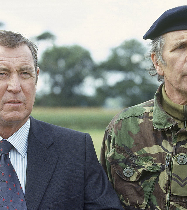 "Inspector Barnaby - Das Haus des Satans": Inspector Barnaby (John Nettles) steht neben Jack Wilson (Tim Preece) am Feldrand. Beide schauen interessiert in die Ferne