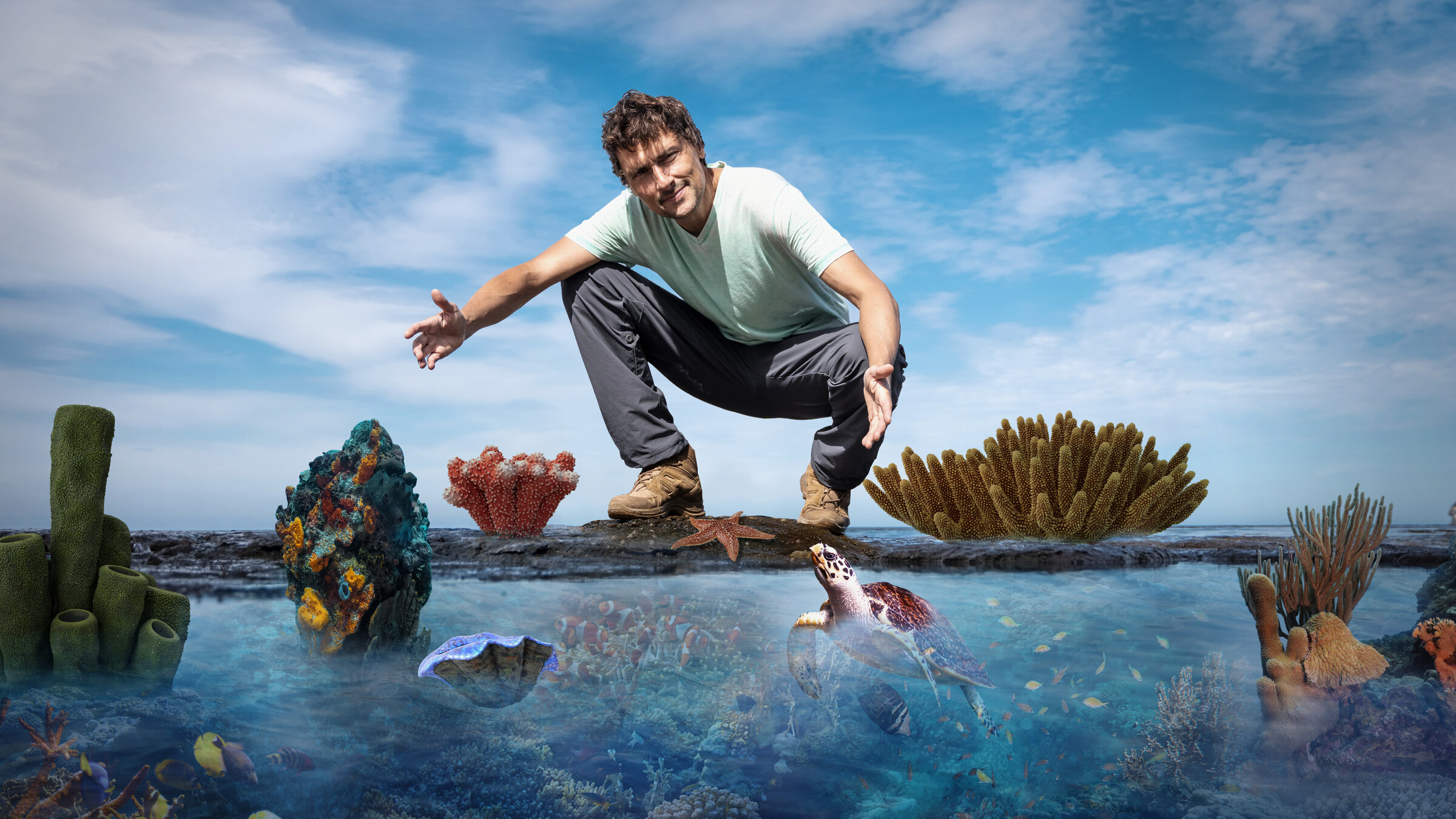 "Terra X: Faszination Wasser - Zauber der Korallenriffe": Fotomontage. Uli Kunz sitzt in der Hocke auf dem Wasser und schaut in die Kamera. Neben und unter ihm sind eine Wasserschildkröte, eine Muschel, Seeigel und Korallen zu sehen.