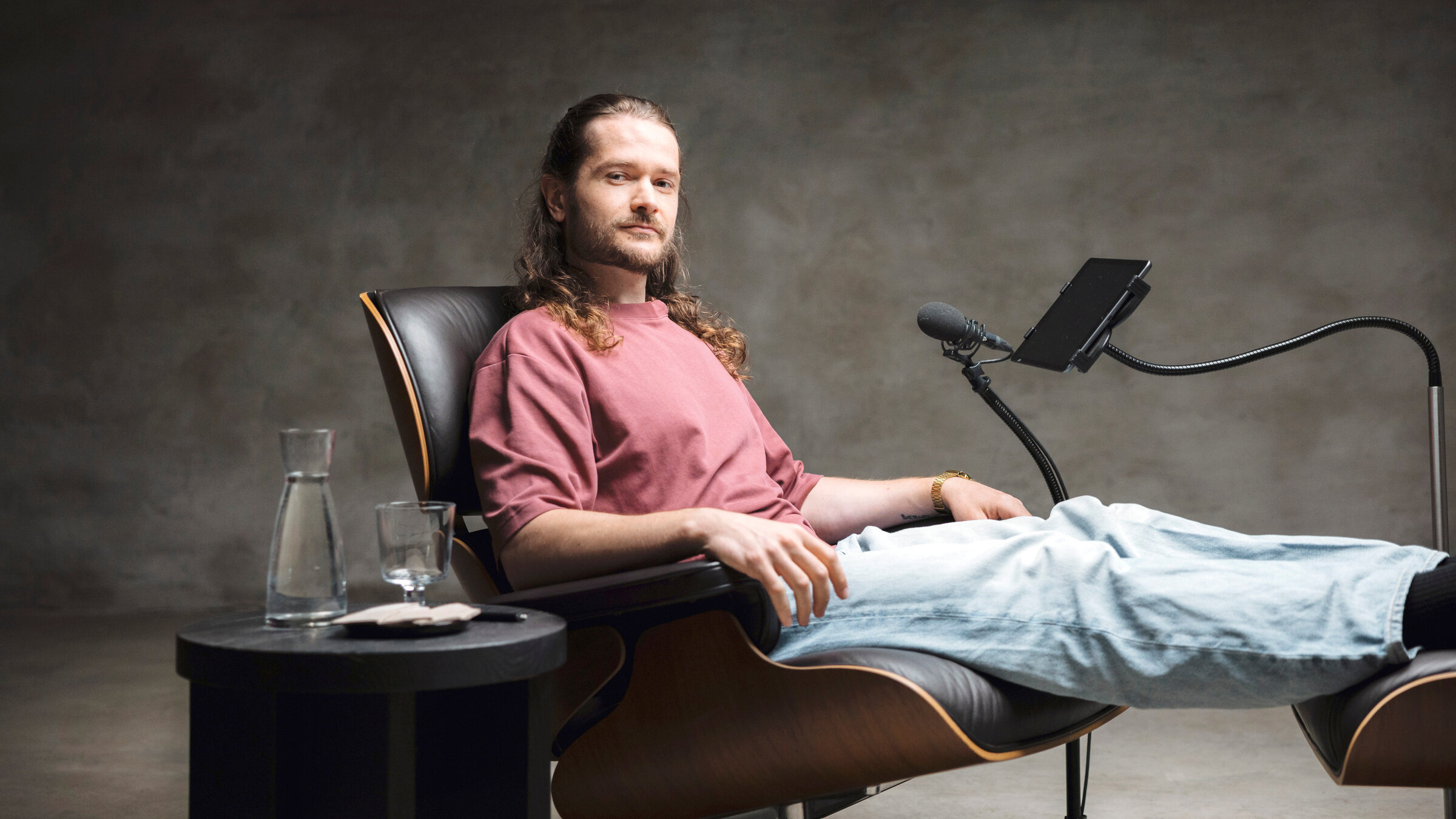 "NANO: Ich werde von einer KI therapiert": KI oder Therapeut? Auch Christian stellt sich im Experiment der Frage, wer wirklich hinter den Antworten steckt.