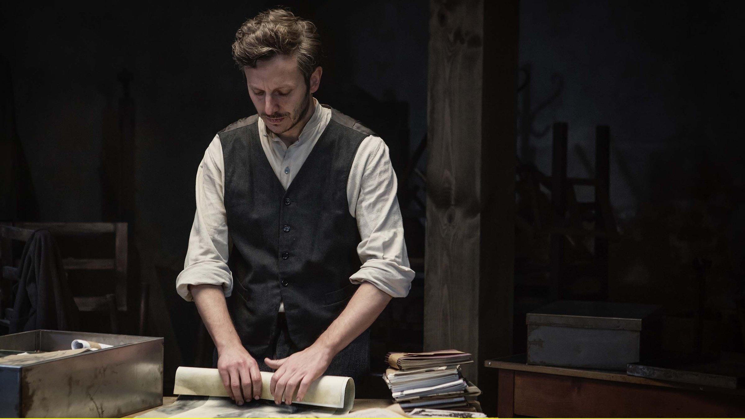 "Das Geheimarchiv im Warschauer Getto":  Israelte Lichnstein (Andrew Bering) rollt Papier.