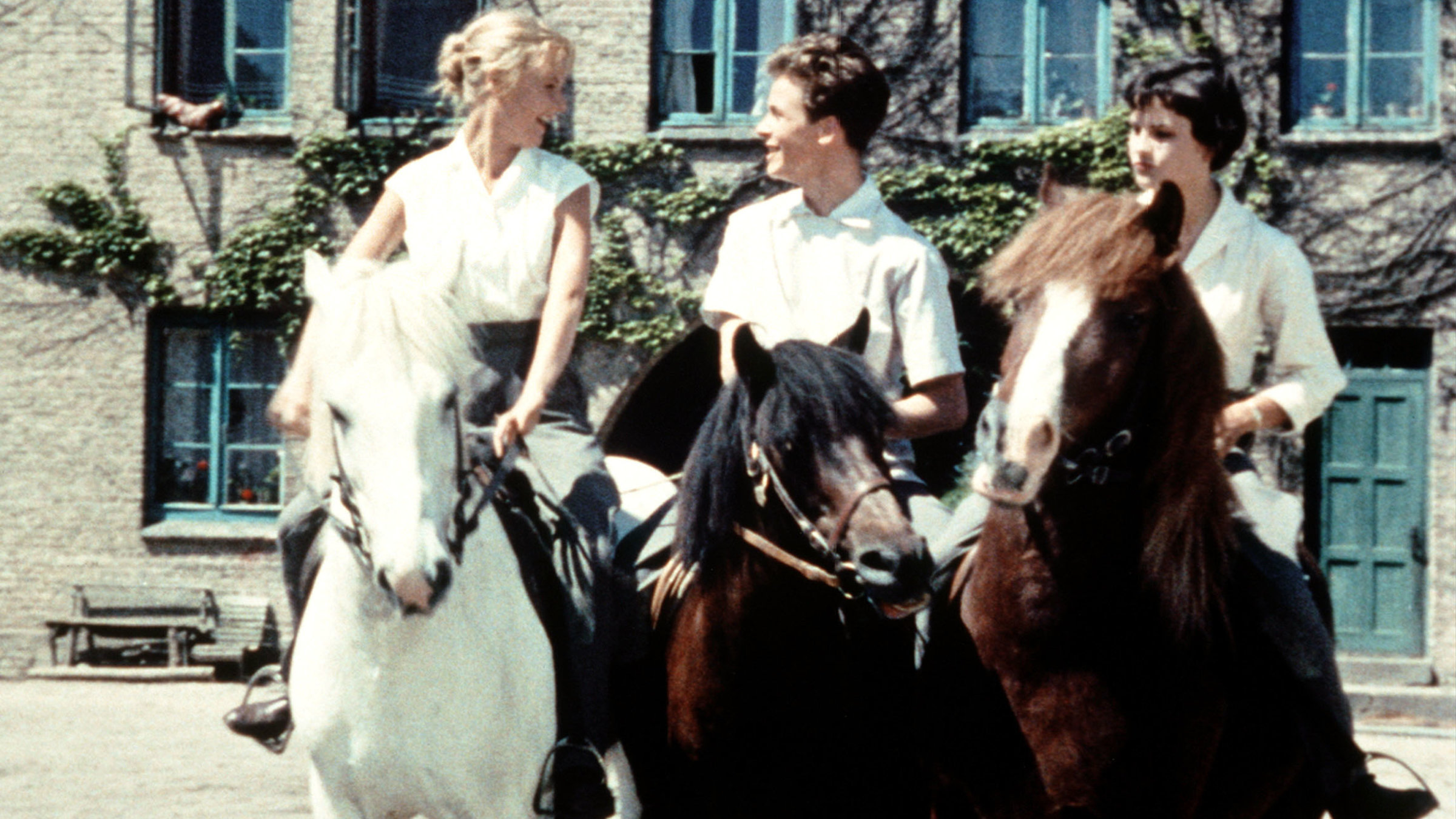 "Ferien auf Immenhof": Dalli (Heidi Brühl, li.), Ethelbert (Mathias Fuchs) und Dick (Angelika Meissner, re.) auf dem Weg in die Stadt.