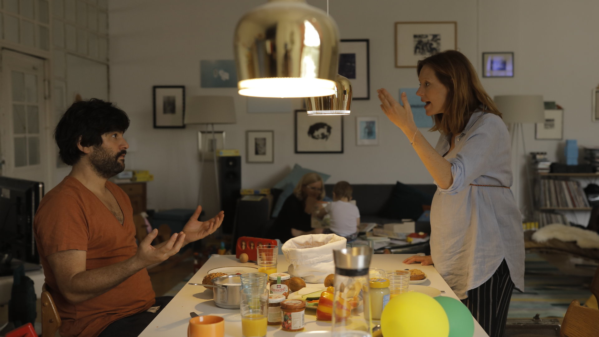 “Andere Eltern - Episode 3“: Nina (Lavinia Wilson) und Jannos (Jasin Challah) streiten sich am Frühstückstisch.
