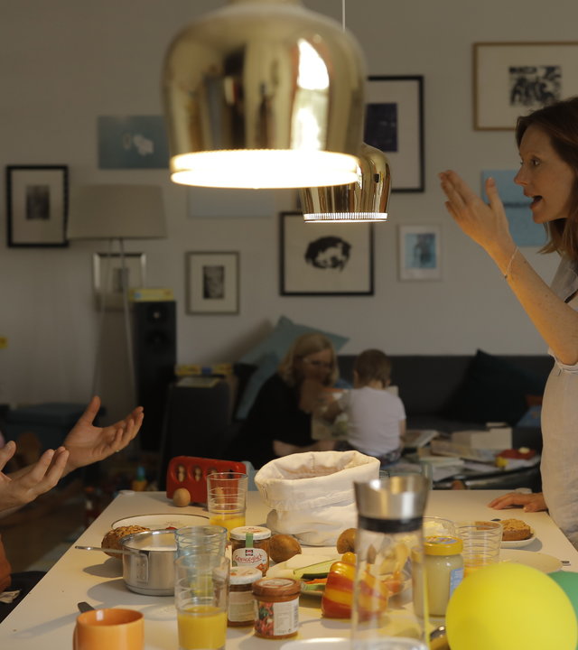 “Andere Eltern - Episode 3“: Nina (Lavinia Wilson) und Jannos (Jasin Challah) streiten sich am Frühstückstisch.