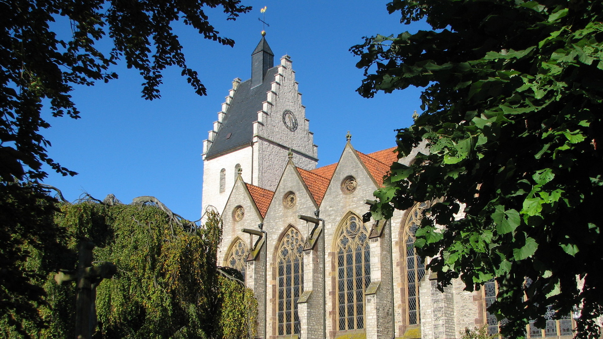 "Katholischer Gottesdienst - Hauptsache gesund?": Außenansicht der Pfarrkirche Mariae Geburt in Bad Laer.