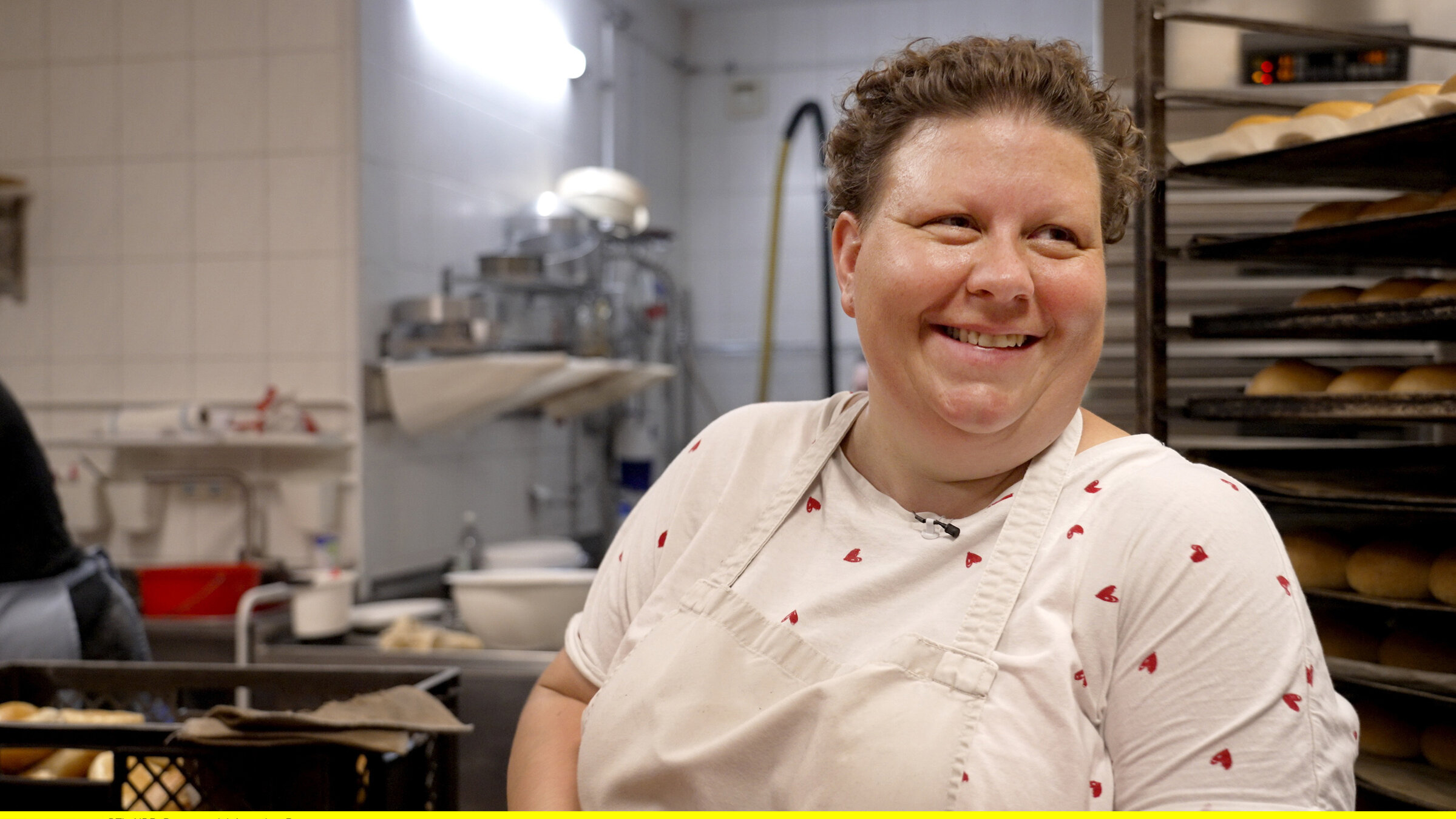 "Die Nordreportage: Die Herzbäckerin": Herzen auf Brötchen, Herzen auf dem T-Shirt – alles, was Alexandra Vogt anpackt, macht sie mit Herz: Sie ist eben die Herzbäckerin von Mönkebude am Stettiner Haff.