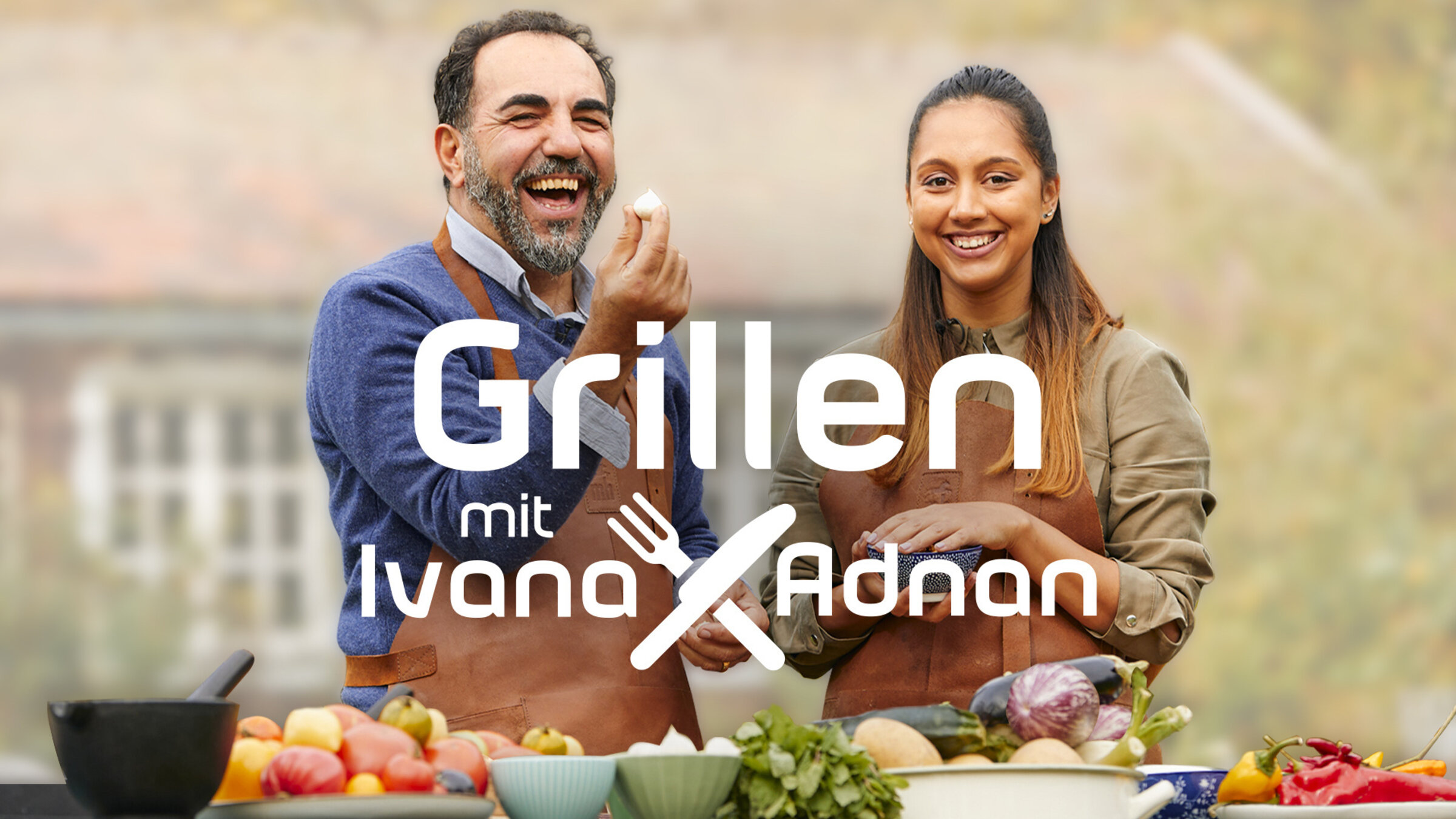 "Grillen mit Ivana und Adnan": Key Visual Sendereihenbild mit Typo zu "Grillen mit Ivana und Adnan". Von links: Adnan Maral und Ivana Sanshia Austermayer.