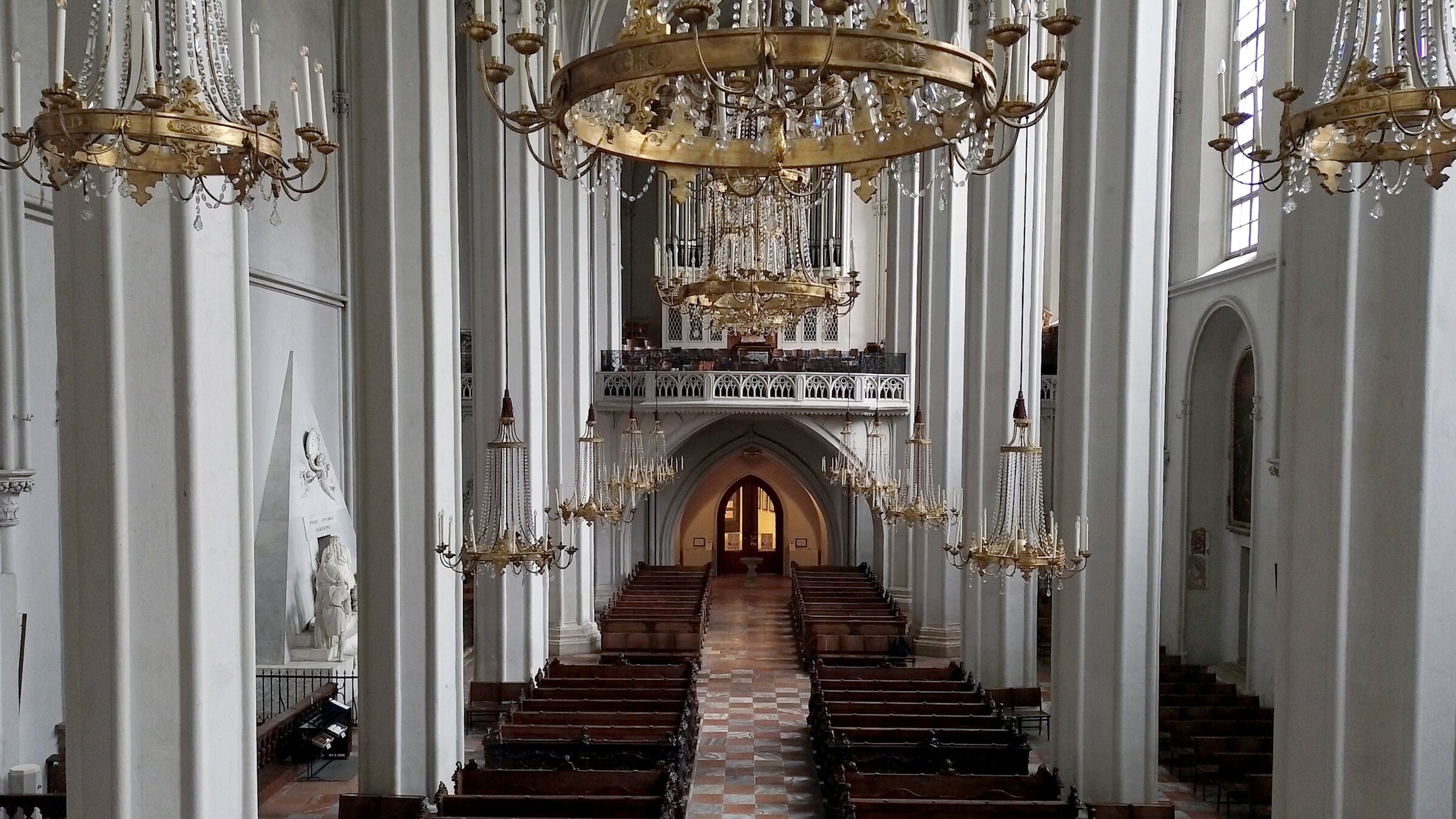 "Geheimnisvolle Augustinerkirche": Augustinerkirche. Für die Kunst- und Architekturgeschichte auf Wiener Boden stellt die Augustinerkirche für die Zeit vor der Schleifung der alten Stadtmauern (1857) den zweitgrößten Kirchenbau im Wiener Bereich dar. Der 80m lange gotische Kirchenraum wurde als Hallenkirche errichtet, wobei der Hochchor davon 30m in Anspruch nimmt und mit einem 7/10 Schluss seinen krönenden Abschluss findet. Herzog Friedrich der Schöne stiftete diese Kirche im Jahre 1327, die dann am 1. November 1349 geweiht wurde.