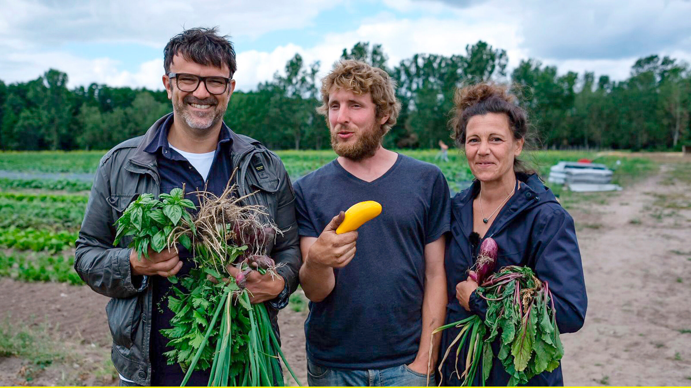 "Iss besser! - Tariks wilde Küche - Ackern und ernten in der Stadt": Tarik mit Minitopia-Gründerin Stevie und solidarischen Landwirtschaft-Gärtner Wendolin.