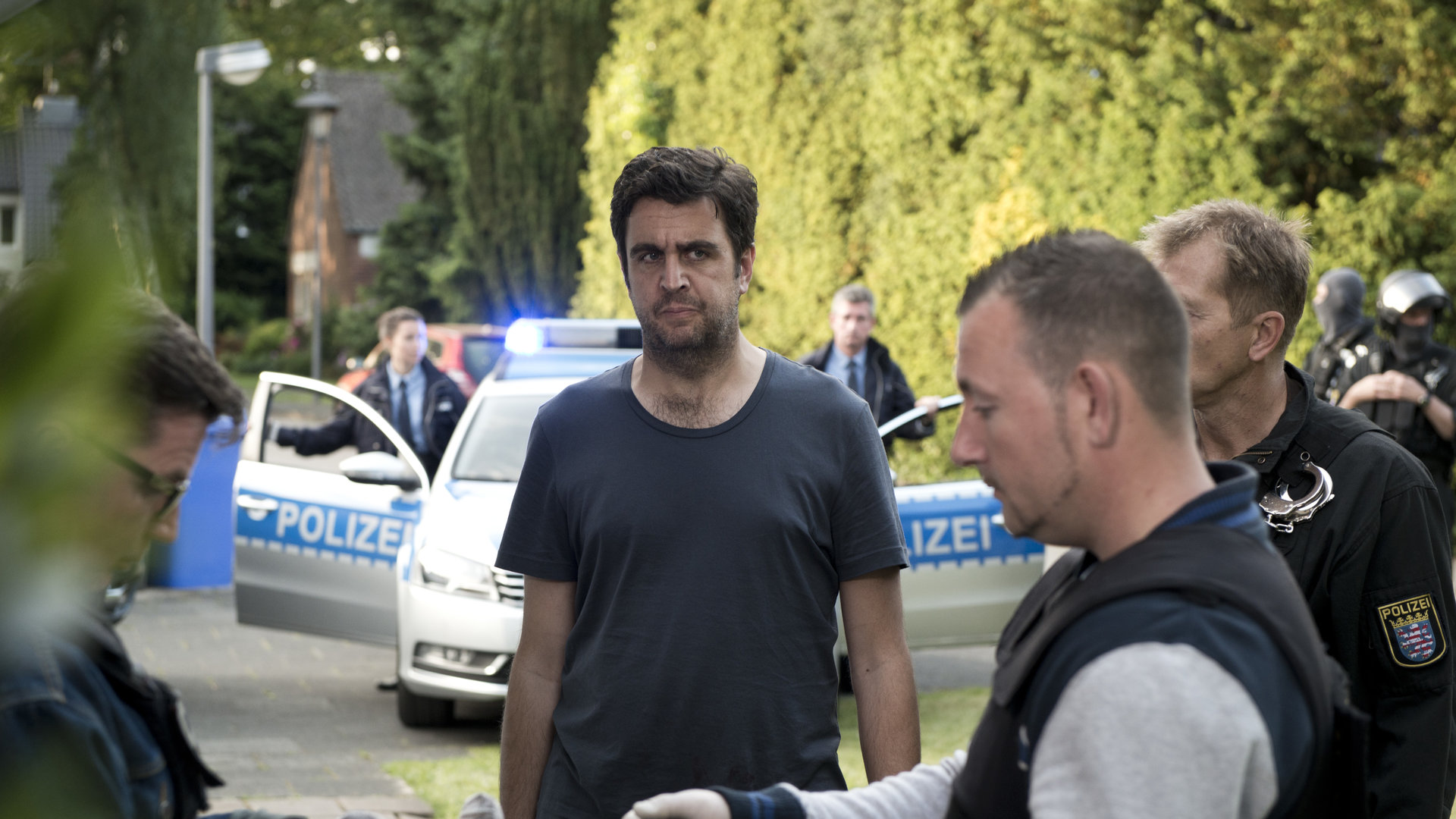 "Morgen hör ich auf - 3. Talfahrt": Jochen Lehmann (Bastian Pastewka) und Polizeibeamte vor dem Haus.