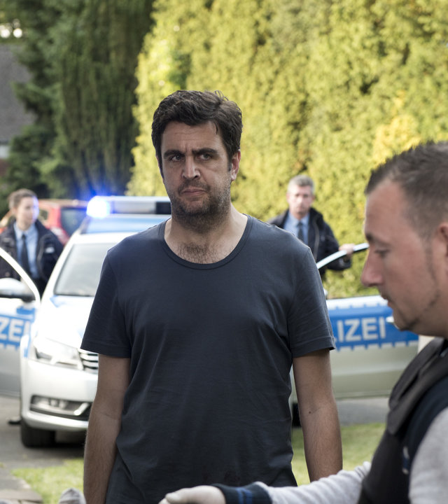 "Morgen hör ich auf - 3. Talfahrt": Jochen Lehmann (Bastian Pastewka) und Polizeibeamte vor dem Haus.