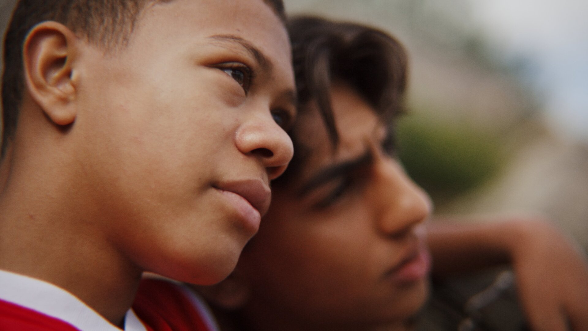 "After Benjamin: Wo bist Du, Benny?": Nahaufnahme: Elias (Sam Ashraf) und Benjamin (Emil Sesay Stenseth) sind eng beisammen, ihre Köpfe berühren sich; sie schauen verträumt zur Seite.