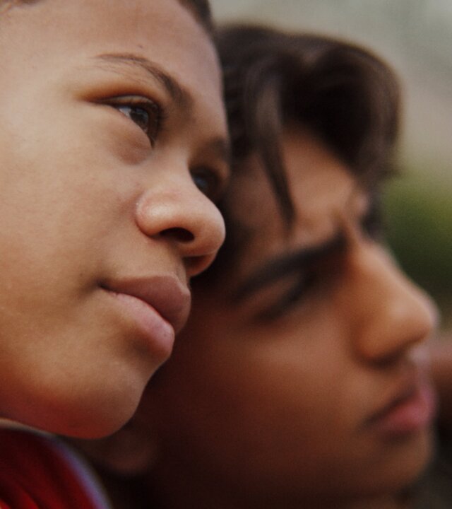 "After Benjamin: Wo bist Du, Benny?": Nahaufnahme: Elias (Sam Ashraf) und Benjamin (Emil Sesay Stenseth) sind eng beisammen, ihre Köpfe berühren sich; sie schauen verträumt zur Seite.