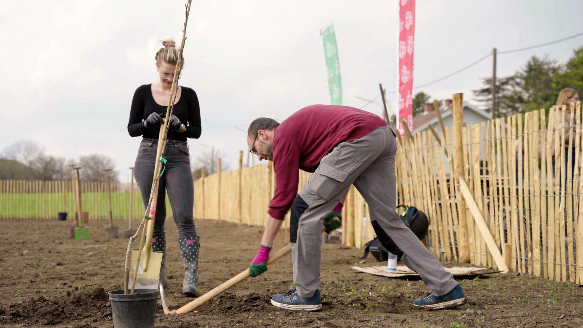 "Boomende Städte, sterbendes Land": Boomende Städte - Im Bild: Projekt "essbare Stadt" - Anlage eines Obstgartens in Rothneusiedl.