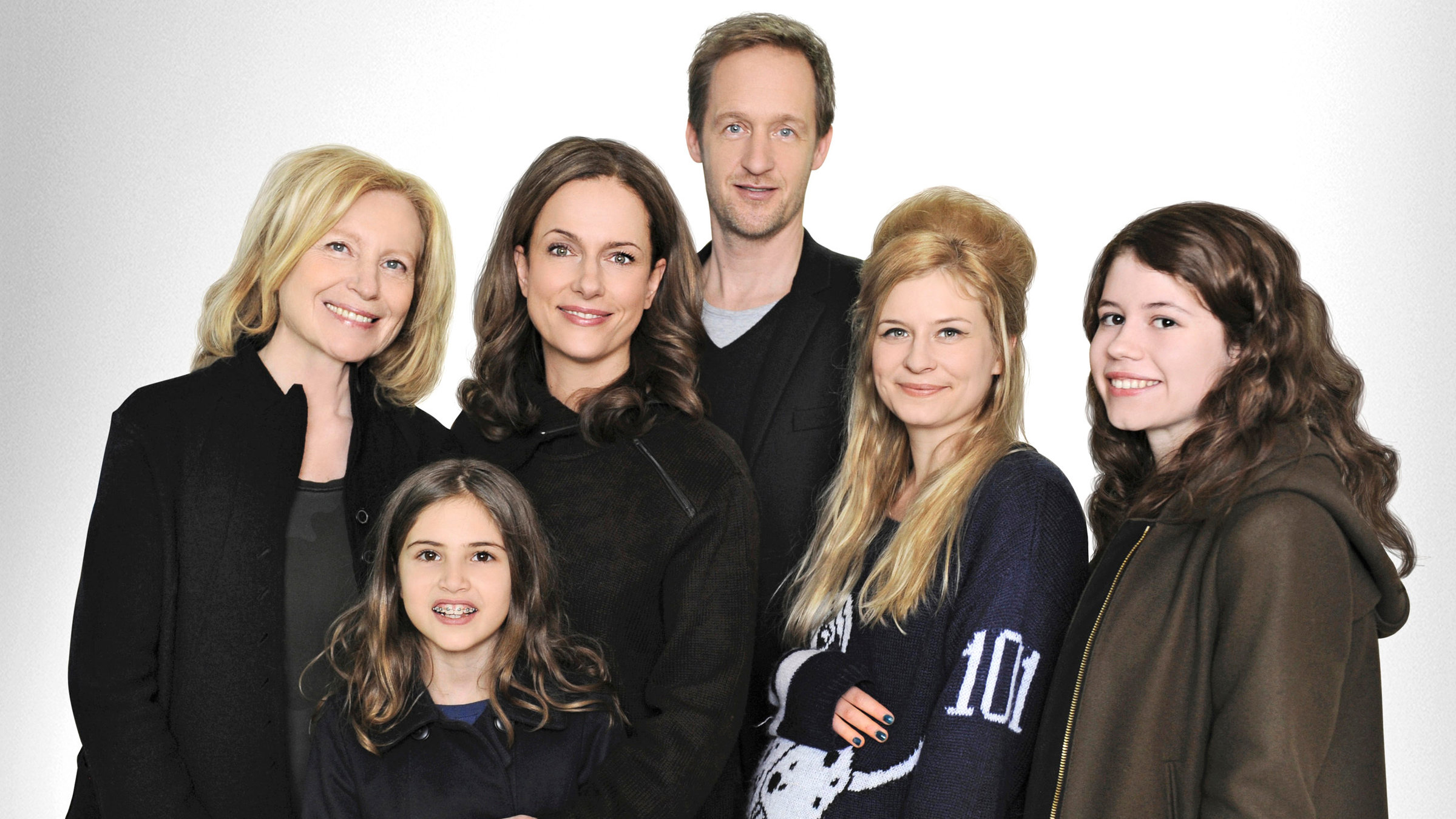 "Seitensprung": Die erfolgreiche Marketingspezialistin Fiona (Claudia Michelsen, 2. v. links) hat gemeinsam mit ihren beiden Töchtern Paulette (Luise Aschenbrenner, rechts) und Lina (Laura Kirsch, unten links), ihrer Mutter Gitta (Maren Kroymann, links) sowie ihrem Mann Ben (Stephan Kampwirth) und dessen Geliebter Julia (Birte Hanusrichter) eine etwas andere Familie gegründet.